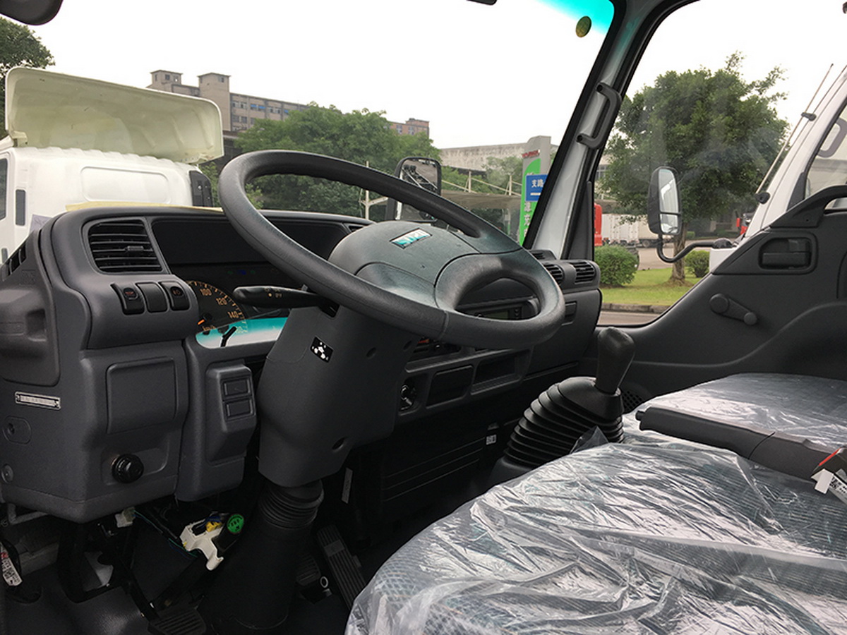ISUZU NKR 100P CABIN CHASSIS TRUCK