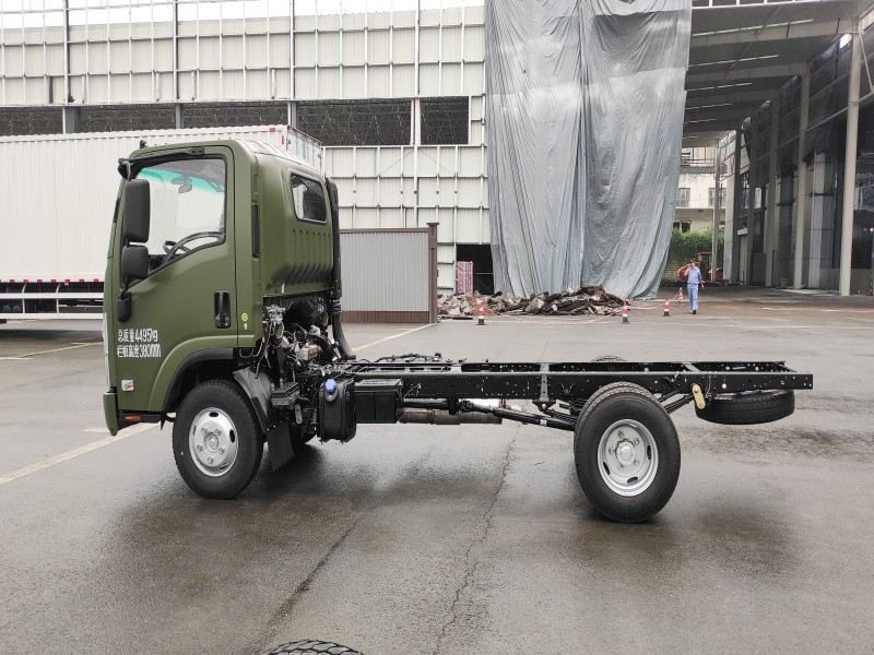 Isuzu KV100 Light Commercial Truck – Meeting Euro 6 Standards, Boasting a 4.5-Ton Payload, and Fuel-Efficient for Urban Logistics Operations