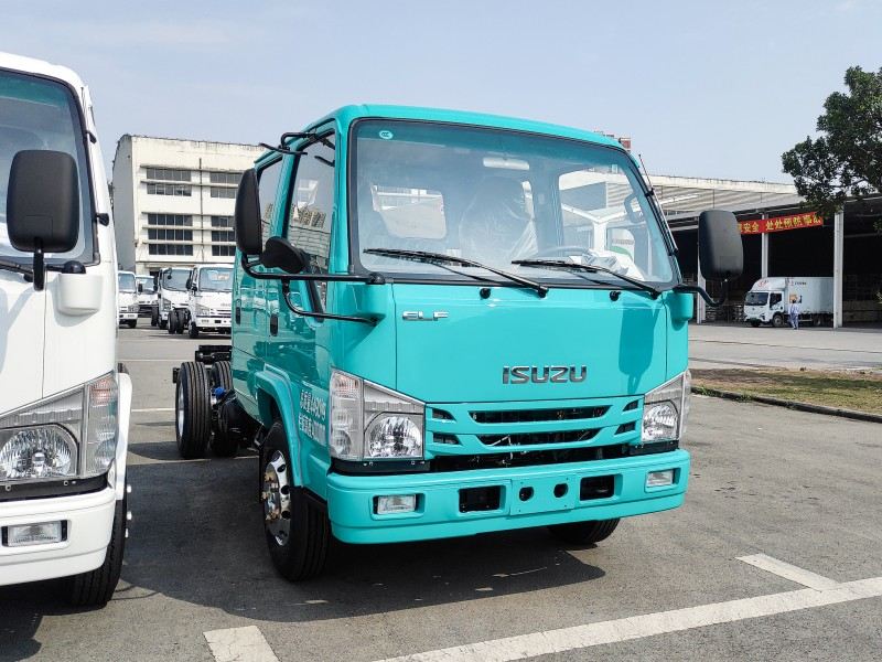 Isuzu 100P Double Cab Chassis: Versatile for Municipal Operations and Urban Deliveries
