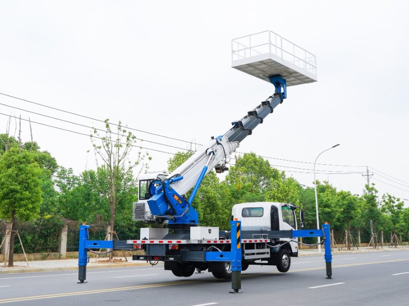 Isuzu 23‑Meter, 5‑Section Boom Large Aerial Work Platform Isuzu 23‑Meter, 5‑Section Boom Large Aerial Work Platform