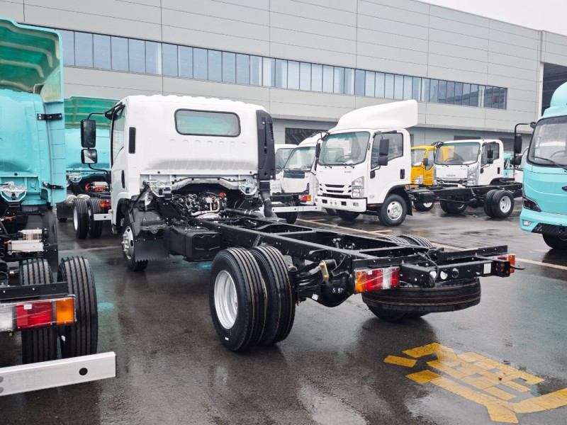 Hot Sale for ISUZU KV100 Chassis Single Cabin Medium-Duty Truck Diesel Fuel 4x2 4x4 Drive Wheel Options Euro 2 Euro 5 Emission Hot Sale for ISUZU KV100 Chassis Single Cabin Medium-Duty Truck Diesel Fuel 4x2 4x4 Drive Wheel Options Euro 2 Euro 5 Emission