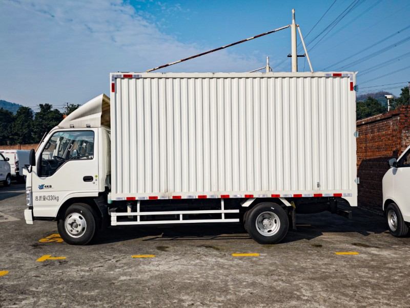 Quality Isuzu Wing Body Cargo Truck for Goods Transportation Quality Isuzu Wing Body Cargo Truck for Goods Transportation
