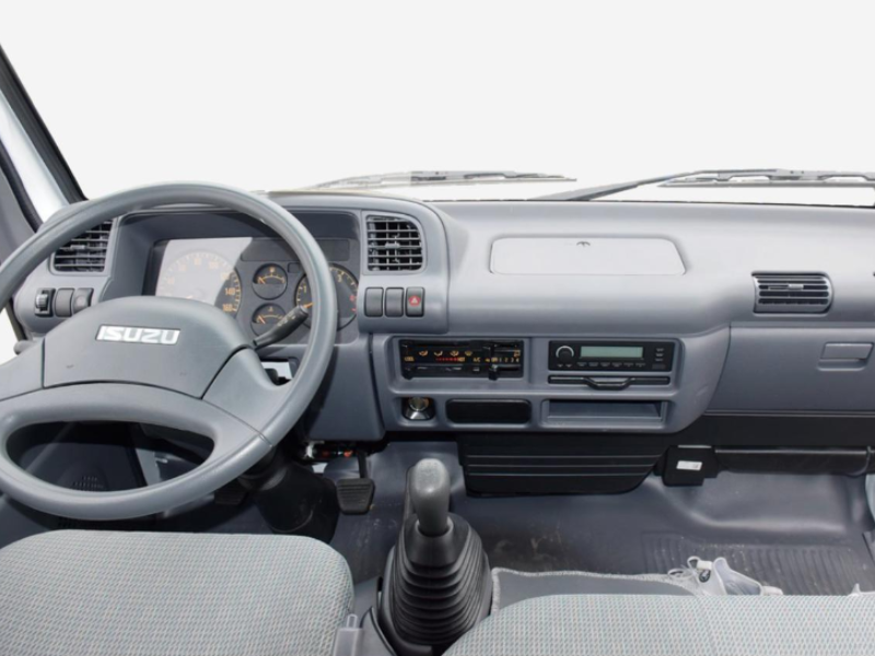 ISUZU NKR77 Cab-Chassis