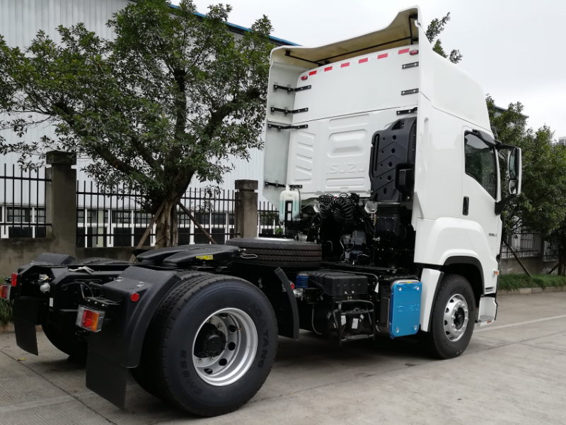 Isuzu GIGA VC61 4x2 tractor head