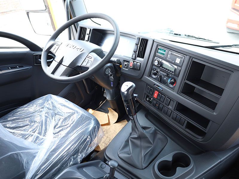 ISUZU 4X2 high roof cabin Tractor head prime mover