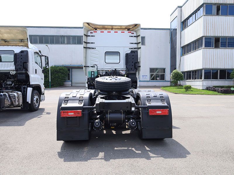 Isuzu 520hp Heavy Truck 6x4 Isuzu Tractor Head 10 wheels Trailer Truck for sale