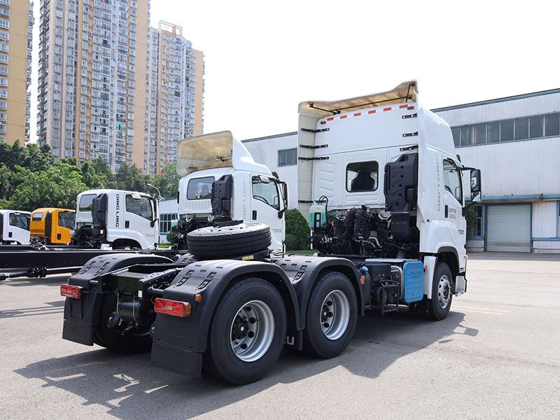 Isuzu 520hp Heavy Truck 6x4 Isuzu Tractor Head 10 wheels Trailer Truck for sale