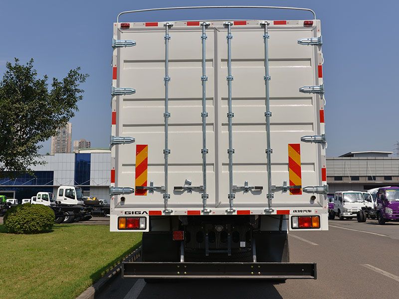 ISUZU GIGA 10 wheel cargo trucks manual transmission 8x4 LHD van trucks for sale