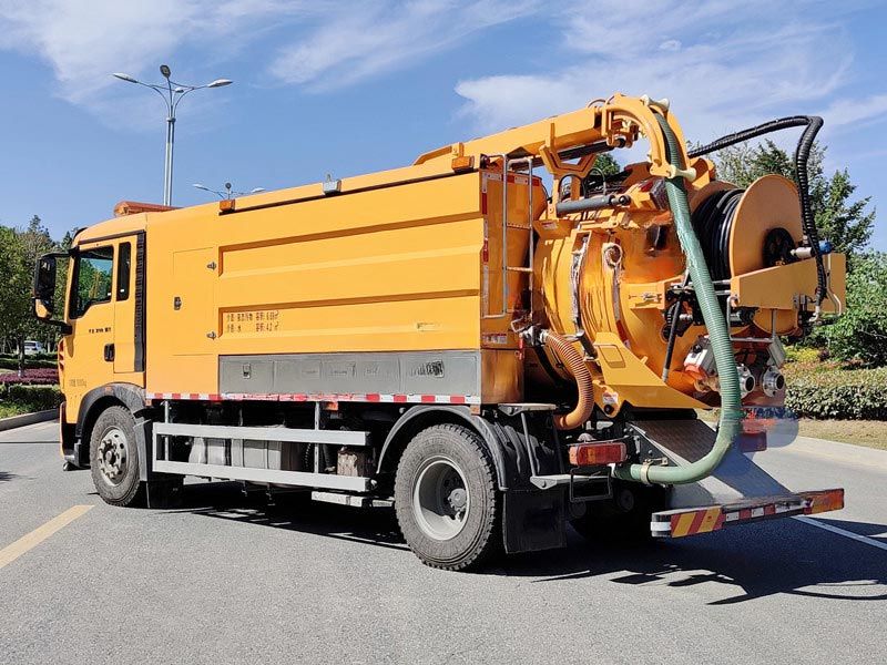 Qingling GIGA Cesspool Tanker Water Jetting Truck