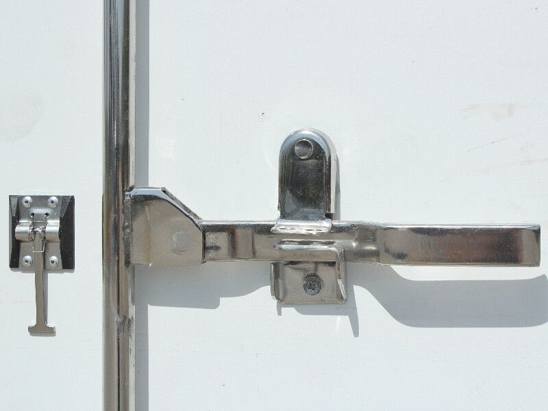 Qingling ELF freezer truck