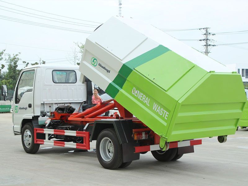 Qingling mini ELF hook loader truck