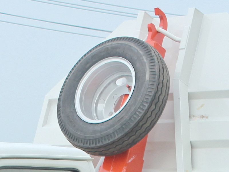 Qingling mini ELF hook loader truck