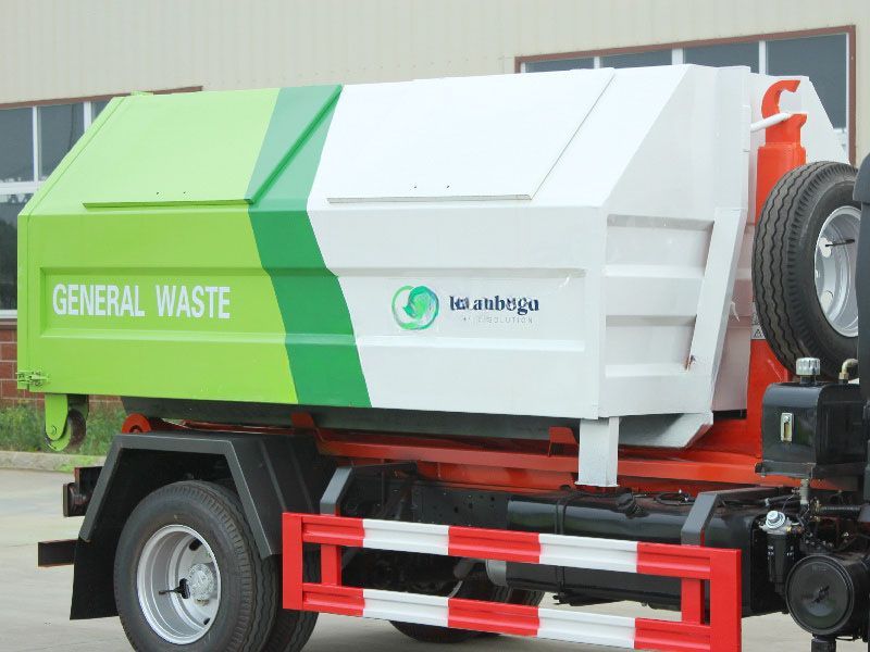 Qingling ELF/NPR hook lift garbage truck