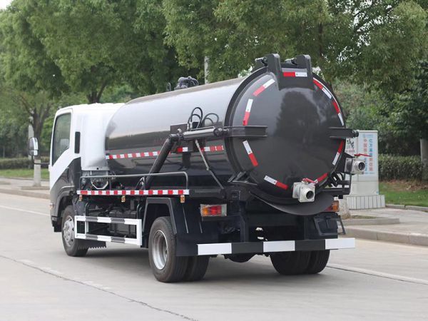 Qingling NPR sewage vacuum trucks