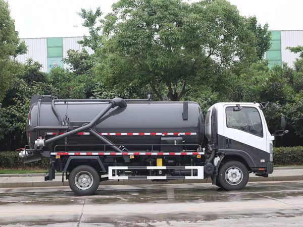 Qingling NPR sewage vacuum trucks