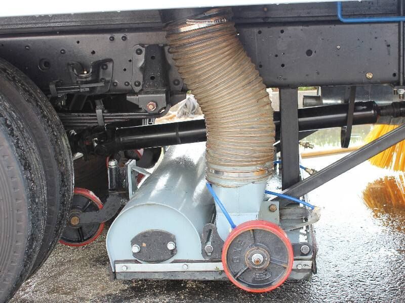 Qingling 700P Dustbin Street Sweeper Truck