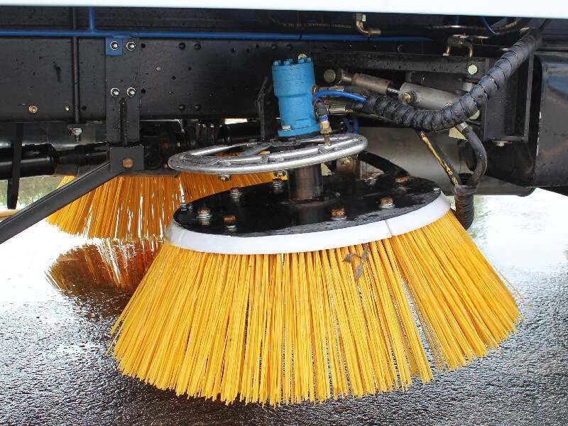 Road Sweeper with water spraying nozzles, driving by USA technology hydraulic motor, steel sweeper brushes for good performance