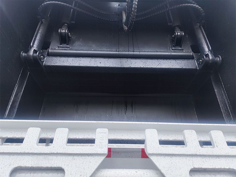 Qingling 700P waste compactor truck