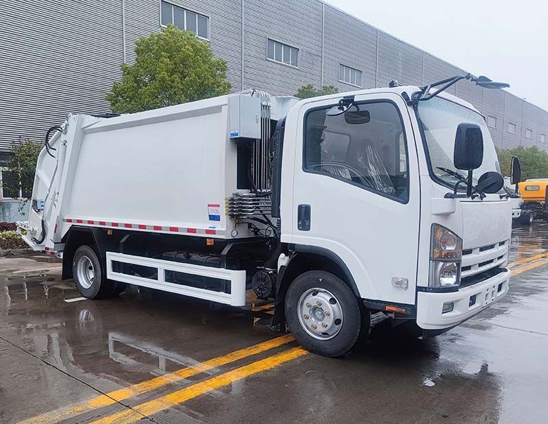 Qingling 700P waste compactor truck