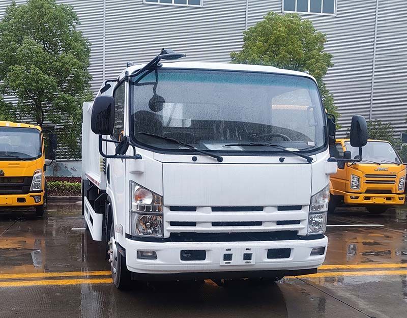 Qingling 700P waste compactor truck