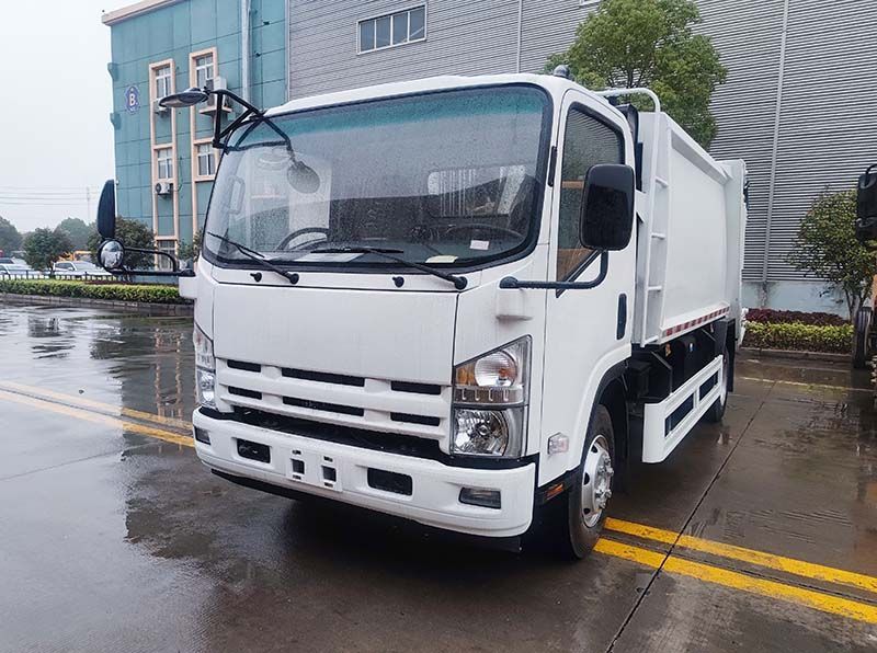 Qingling 700P waste compactor truck