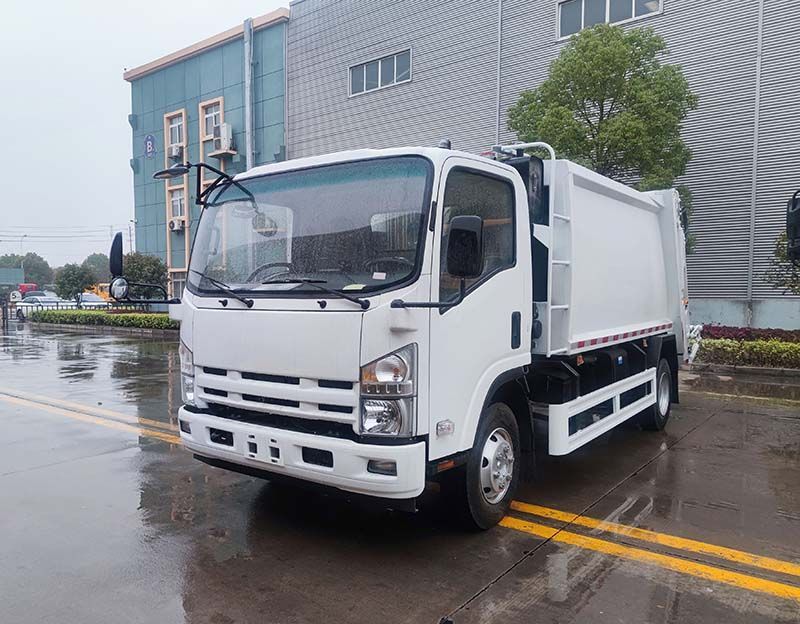 Qingling 700P waste compactor truck