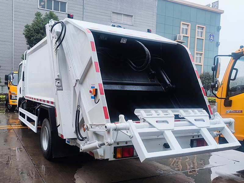 Qingling 700P waste compactor truck