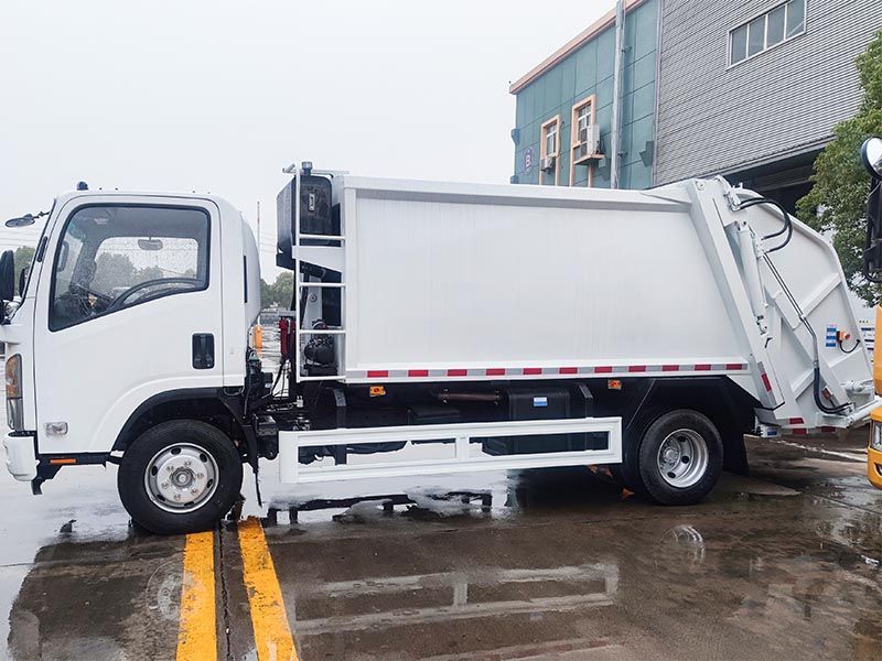 Qingling 700P waste compactor truck