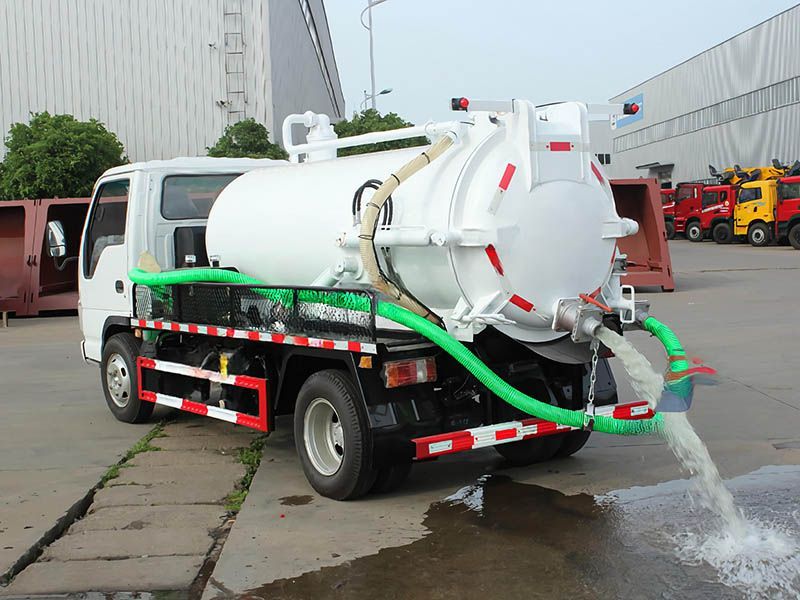 Qingling mini ELF vacuum pump suction trucks