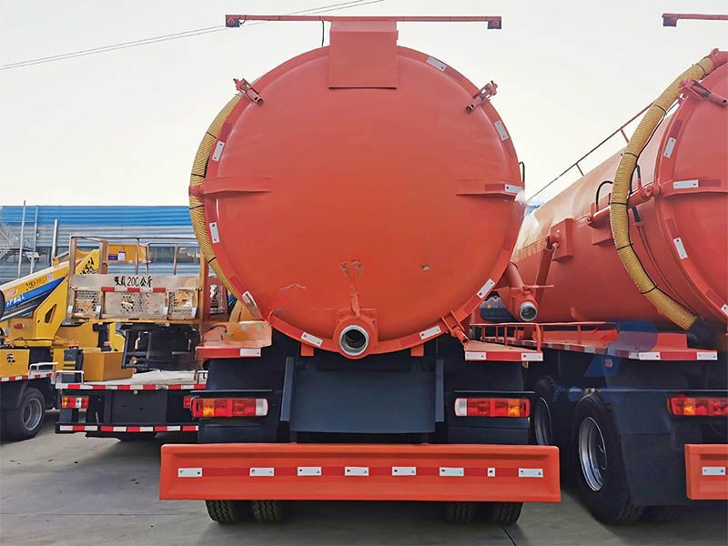 Qingling GIGA vacuum suction tanker truck