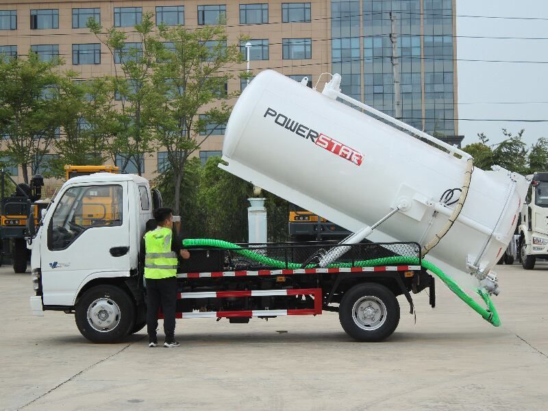 Qingling NKR 6cbm vacuum suction trucks