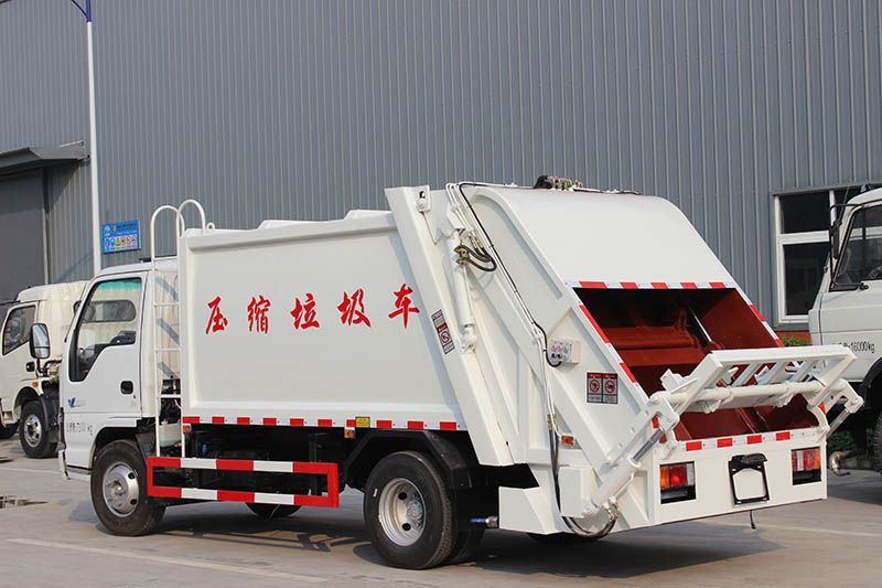 Qingling 600P 5CBM trash compressor truck