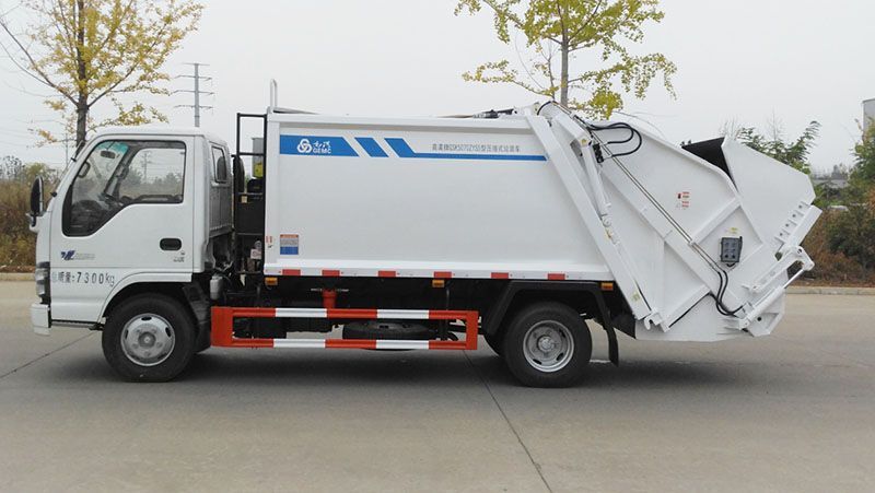 Qingling 600P 5CBM trash compressor truck