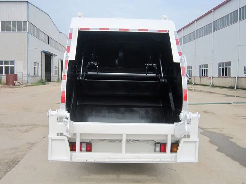 Qingling 600P 5CBM trash compressor truck