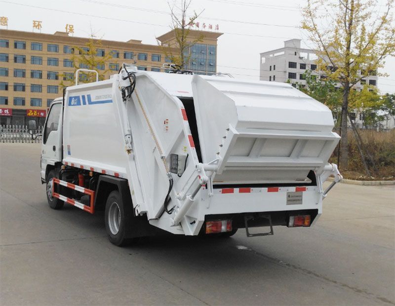 Qingling 600P 5CBM trash compressor truck