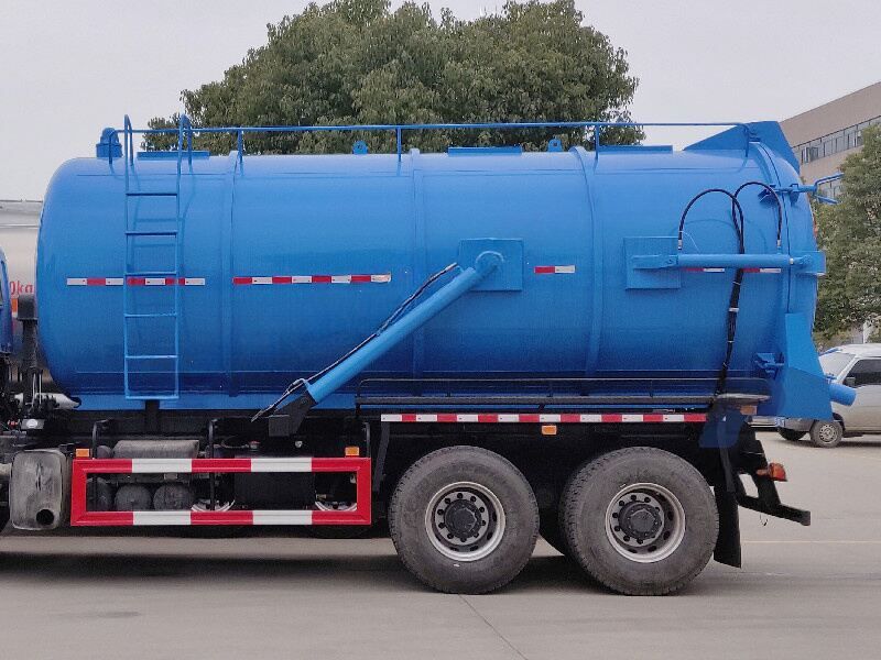 Qingling GIGA sewage vacuum suction tank truck