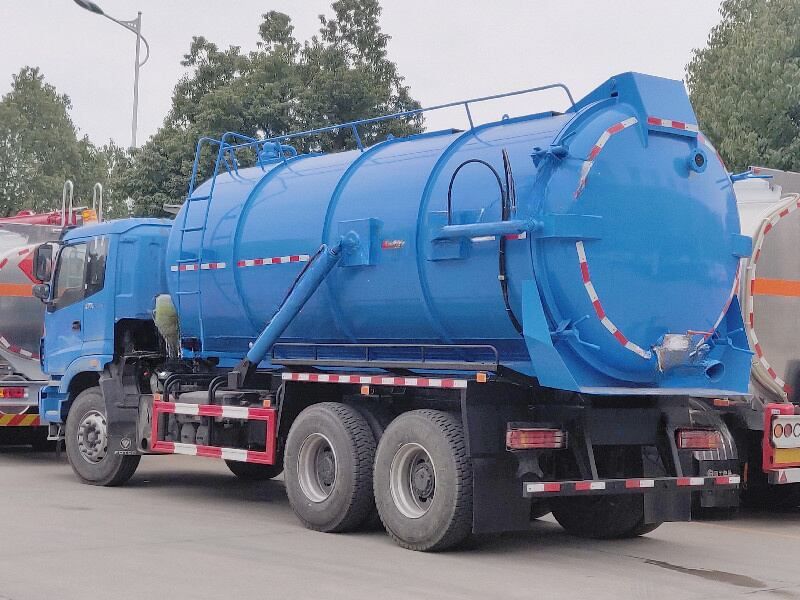 Qingling GIGA sewage vacuum suction tank truck