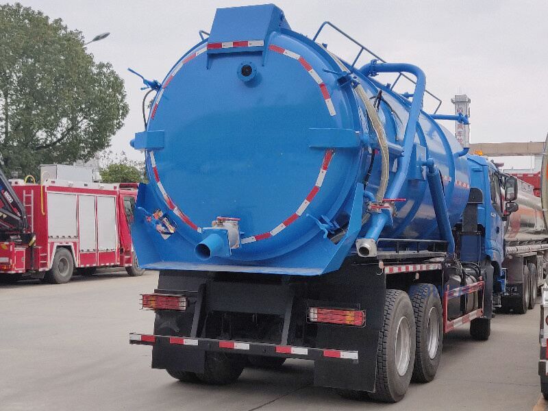 Qingling GIGA sewage vacuum suction tank truck