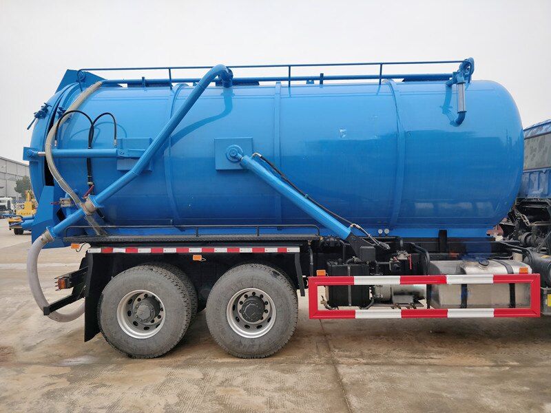 Qingling GIGA sewage vacuum suction tank truck