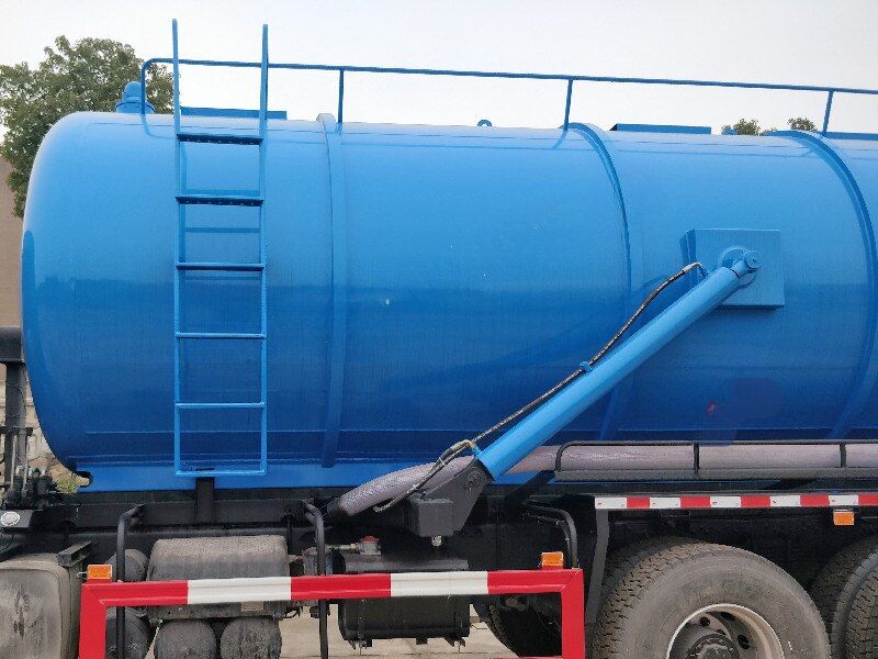 Qingling GIGA sewage vacuum suction tank truck