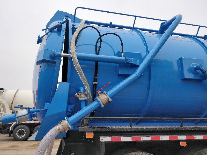 Qingling GIGA sewage vacuum suction tank truck