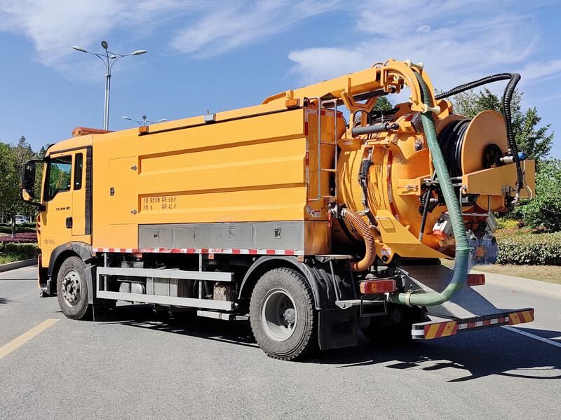 Qingling FTR Combined Jetting Suction Truck