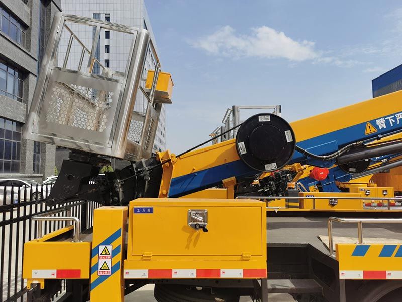 Aerial Lift Manlifter Trucks lsuzu