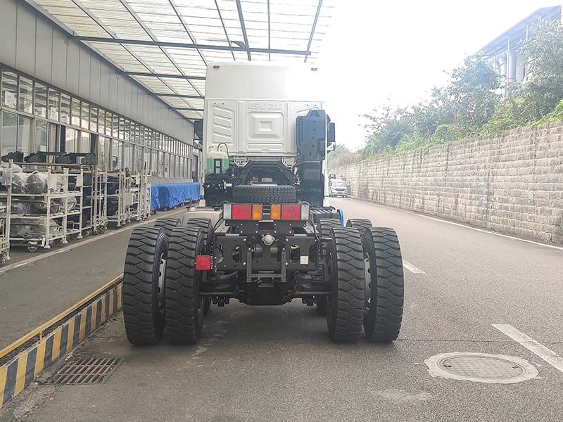 Isuzu Giga 8x4 12 wheels Cargo Tank Fire Truck chassiscab