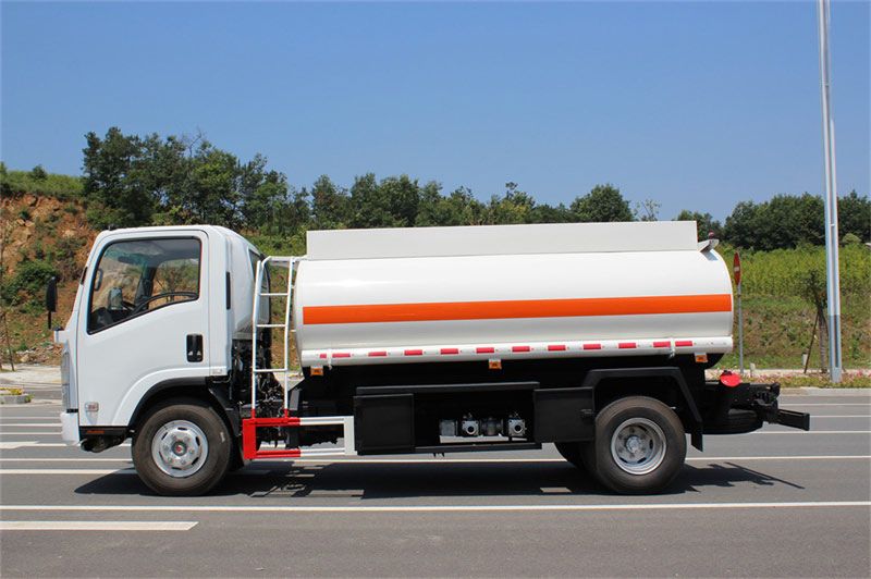 Isuzu 3000 gallons oil tanker truck