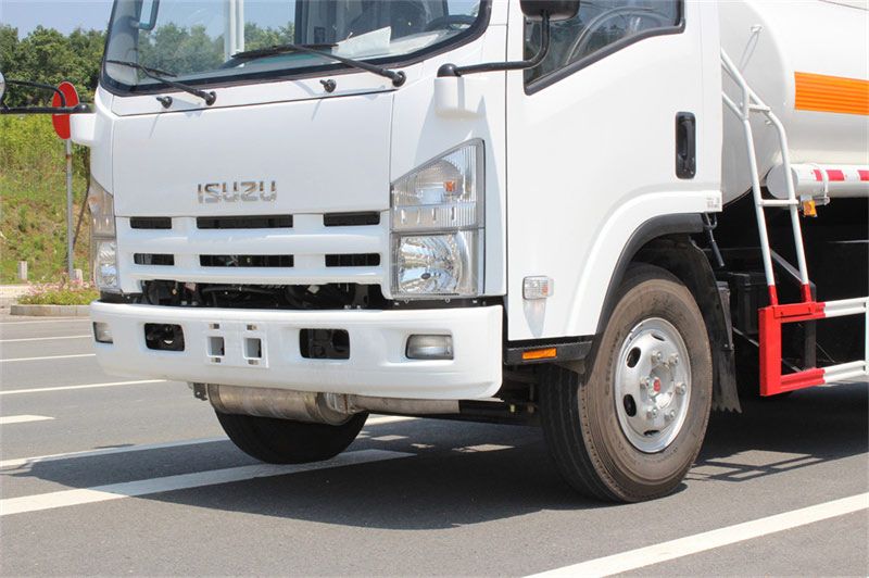 Isuzu 3000 gallons oil tanker truck