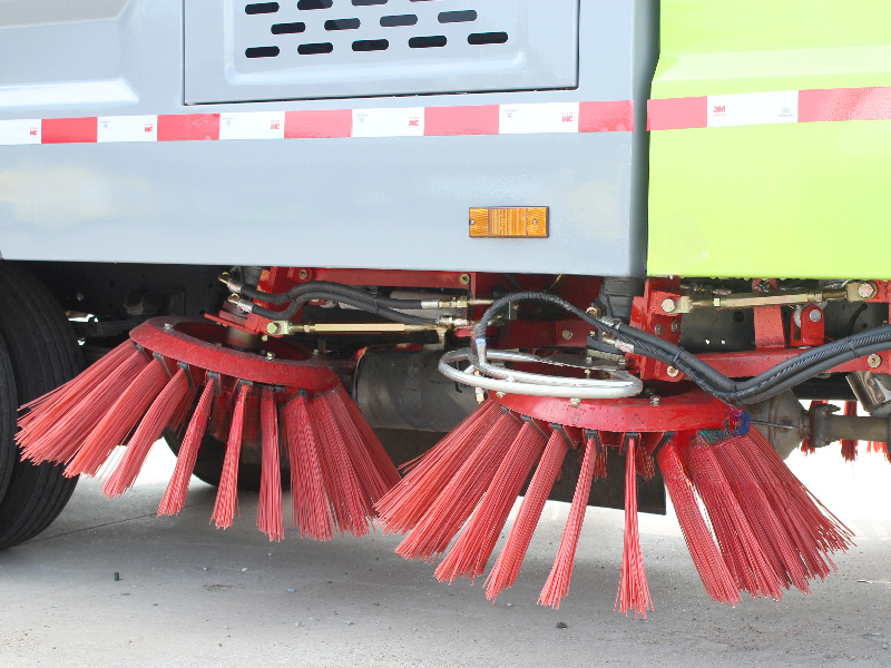 ISUZU NKR street vacuum sweeper