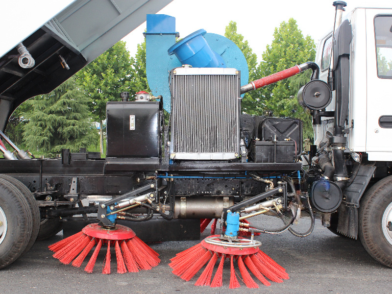 Road Sweeper with water spraying nozzles, driving by USA technology hydraulic motor, durable quality