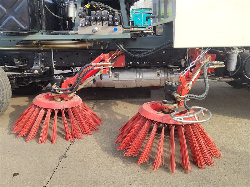 Road Sweeper with water spraying nozzles, driving by USA technology hydraulic motor, durable quality