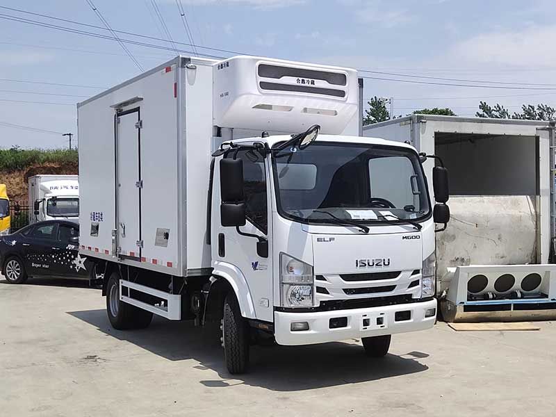 High Quality Isuzu M600 Manual 4x2 Drive New Diesel Refrigerated Container Box Long Refrigerator Trucks